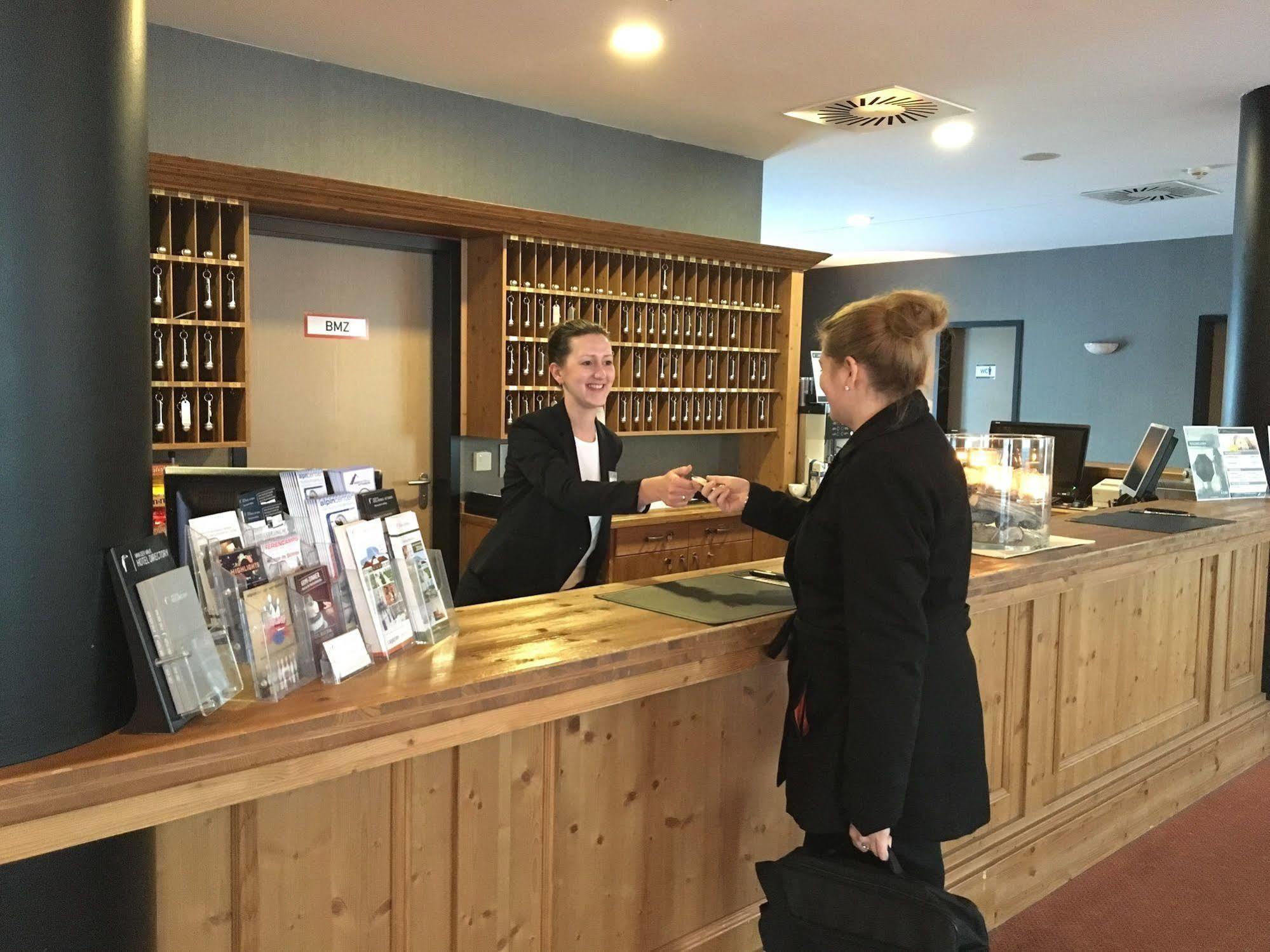 Hotel Hamburg-Wittenburg Van Der Valk Bagian luar foto